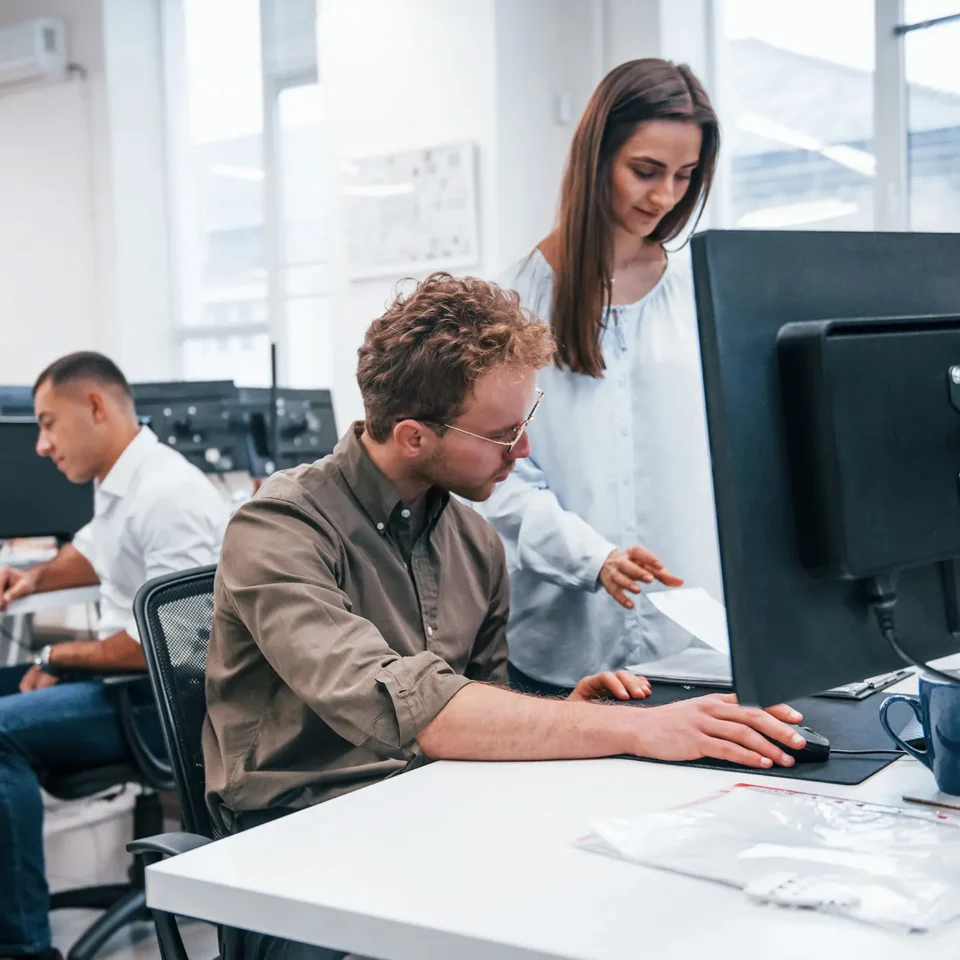 Osoby pracujące w biurze