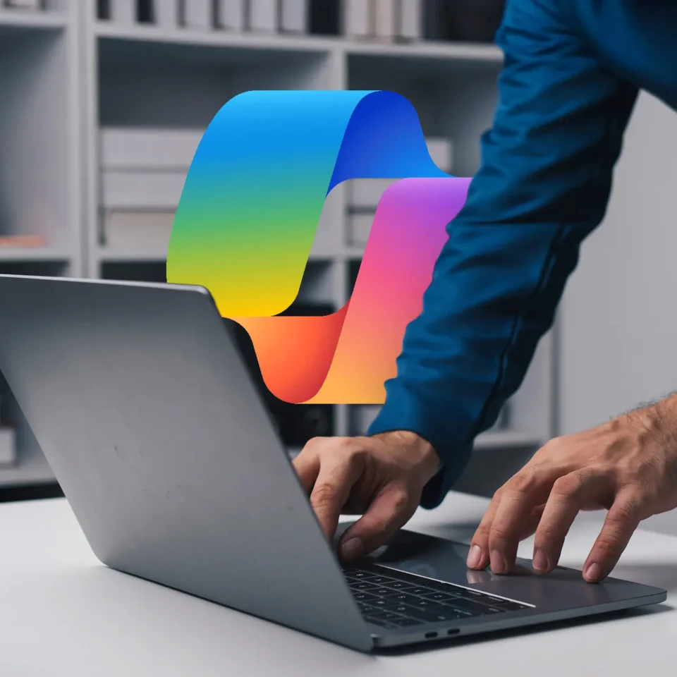 Osoba pracująca przy komputerze, logo Microsoft Copilot w tle
